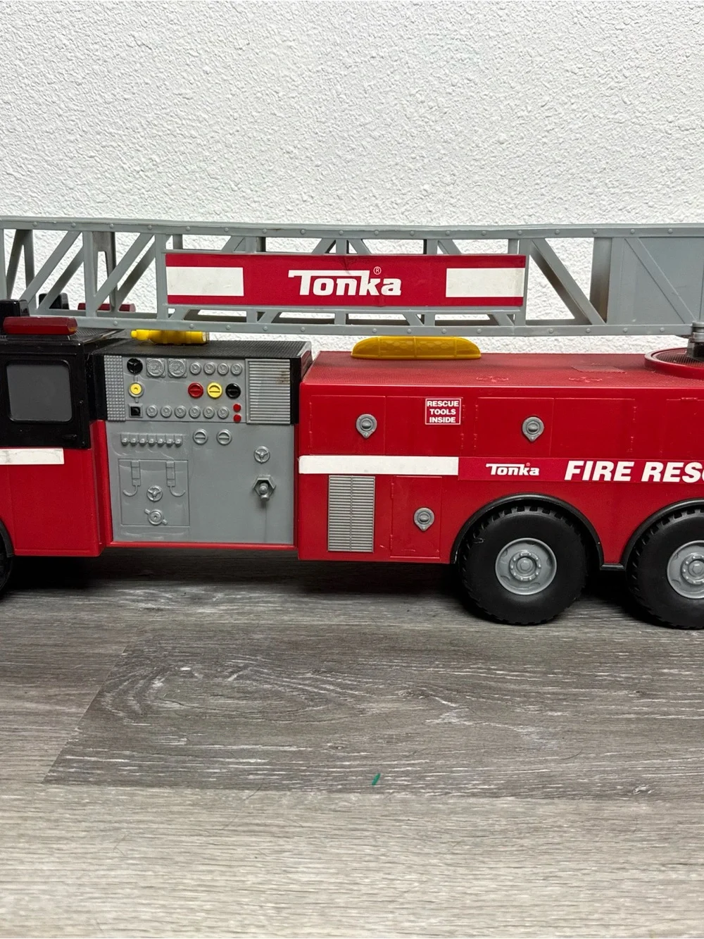 Vintage Tonka Supersized Fire Rescue Truck 308 w/ Ladder & working lights #05786